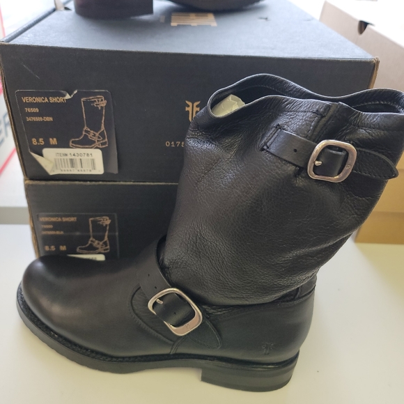 đFrye Women's Veronica Short Boot - Picture 2 of 8